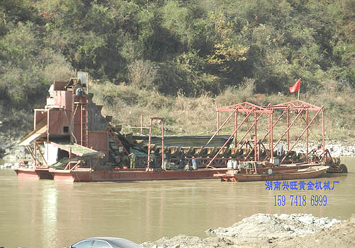 采金船 工作現場